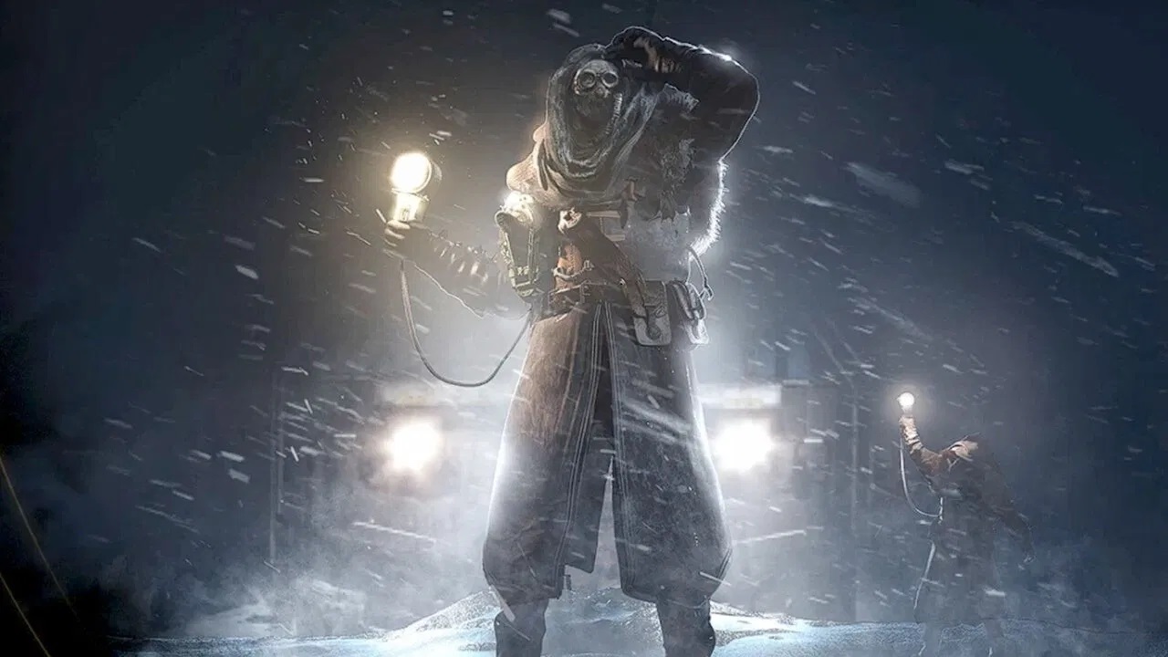 نمایی از بازی Frostpunk 2 که شهر یخزده و ساختمانهای صنعتی زیر آسمان طوفانی را نشان میدهد
