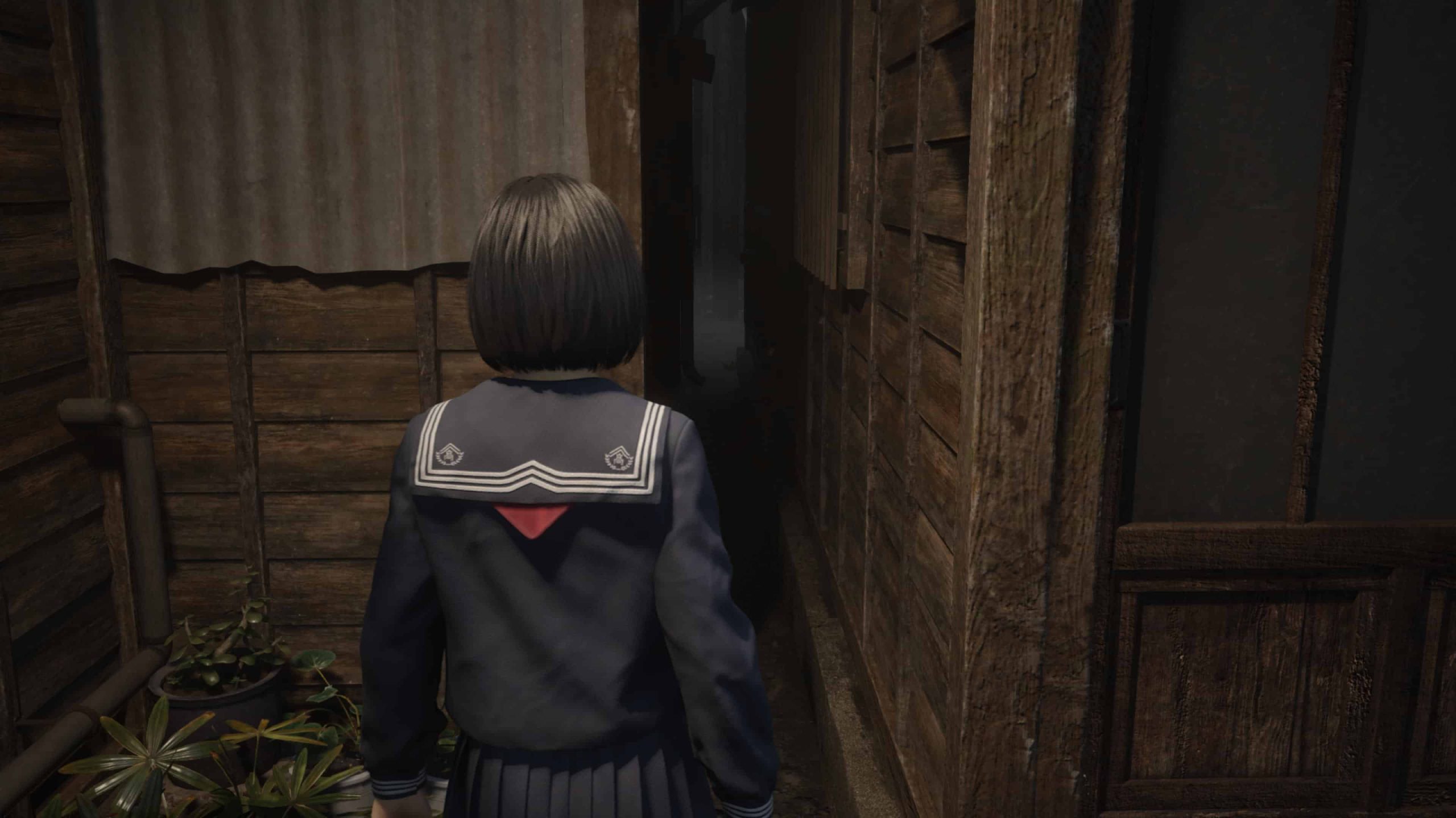 حرکت آهسته شخصیت اصلی بازی سایلنت هیل اف در یک خیابان خالی و خلوت با اتمسفر کابوسوار.