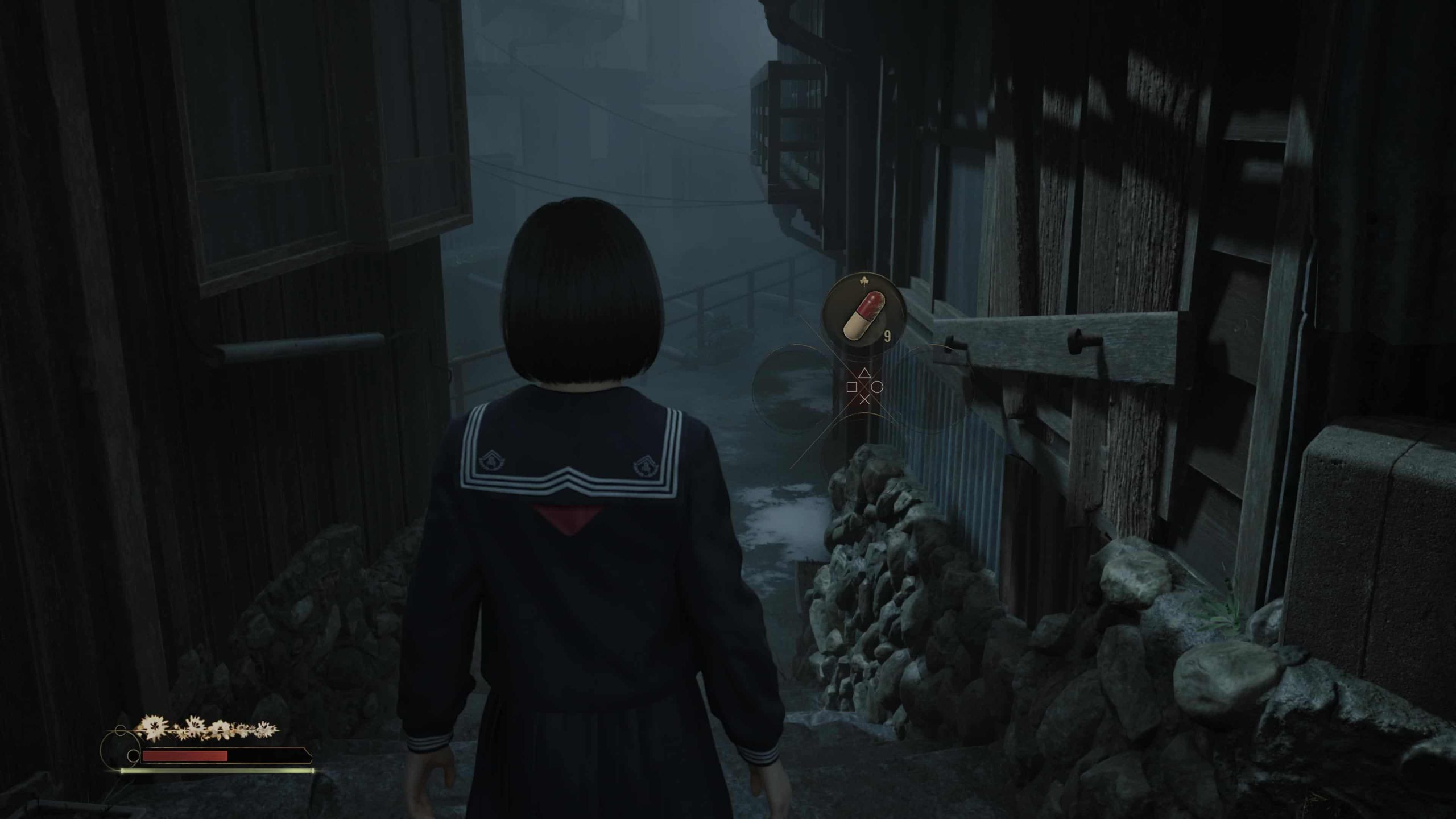 خانهای سنتی ژاپنی در Silent Hill f با بافتهای پوسیده و سایههای سنگین.