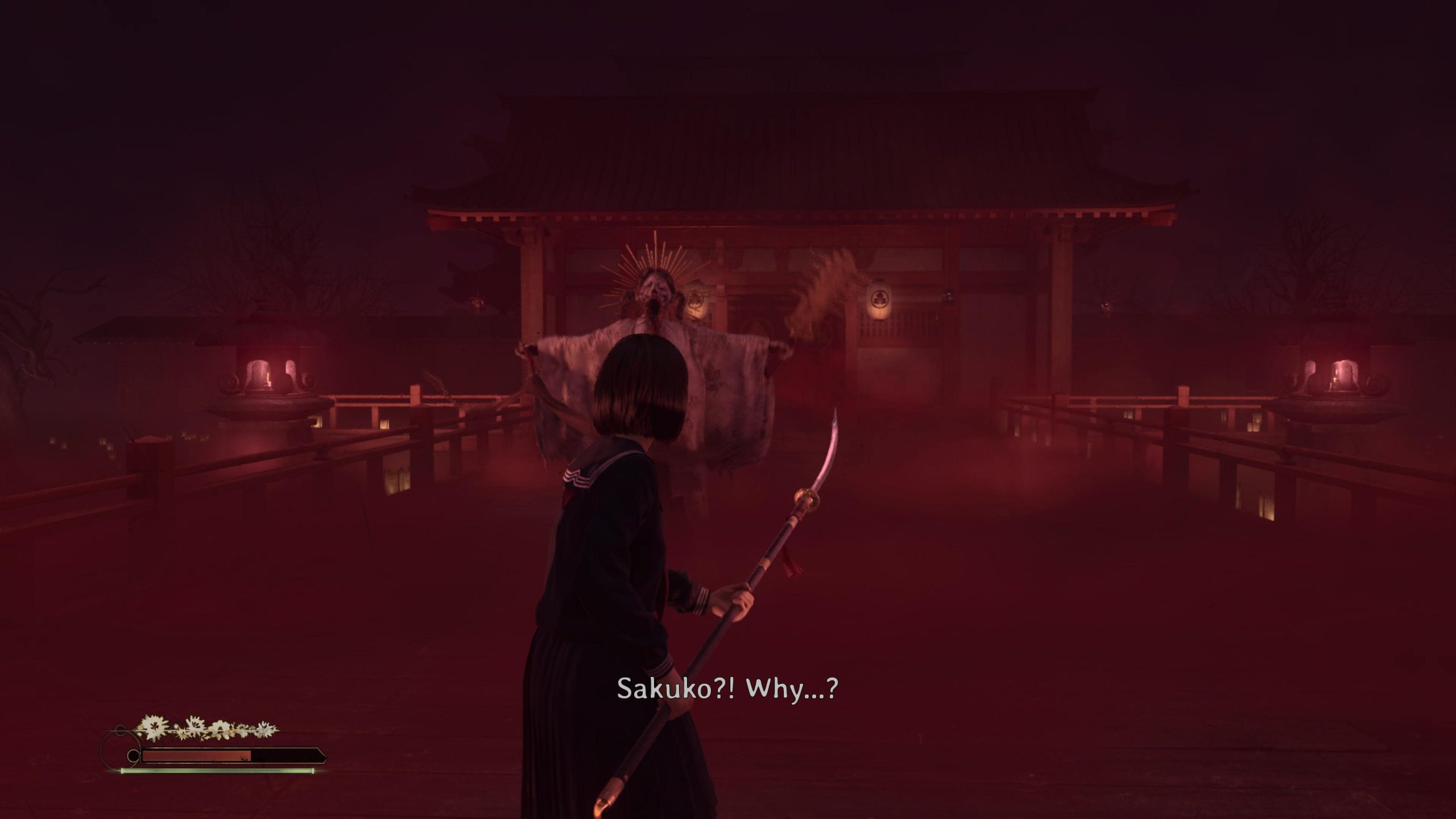 لحظهای از مبارزه با باس در محیطی مهآلود و پر از سایههای کابوسوار در بازی Silent Hill f