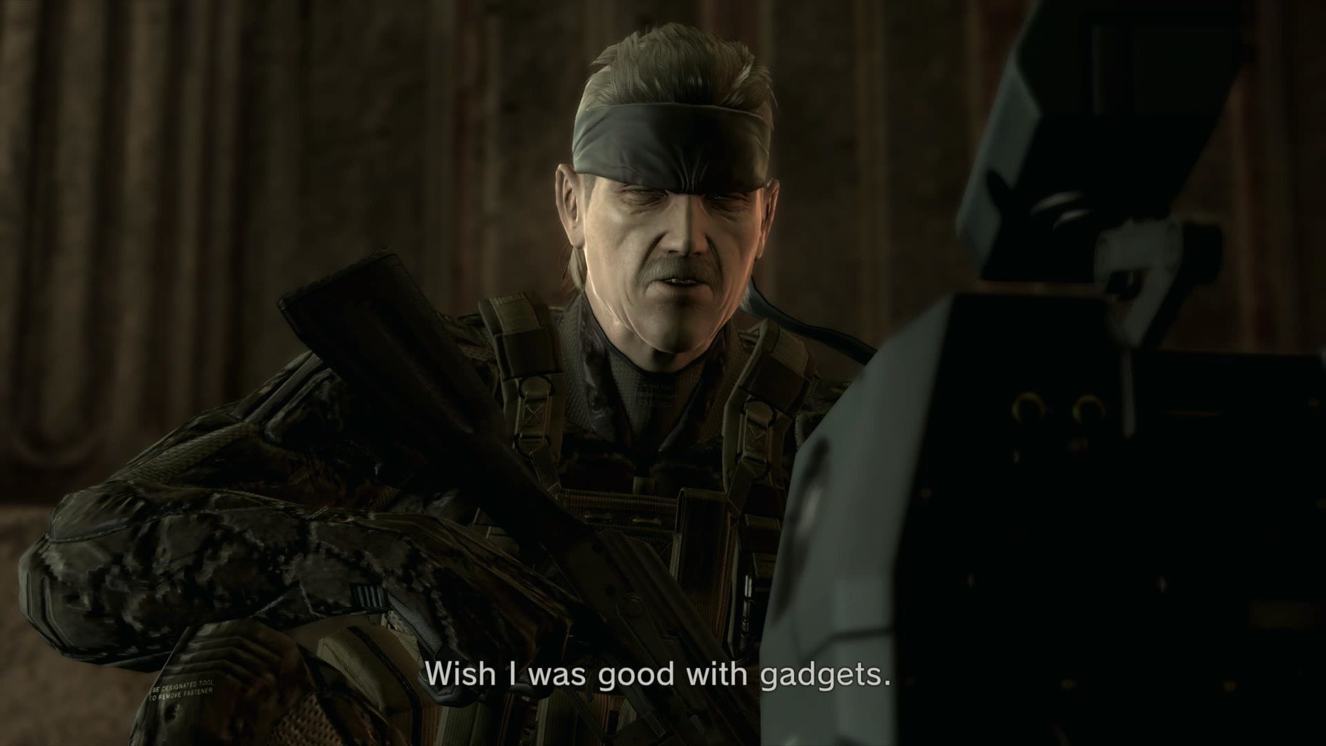 Old Snake در حال مخفی شدن در محیط بازی Metal Gear Solid 4